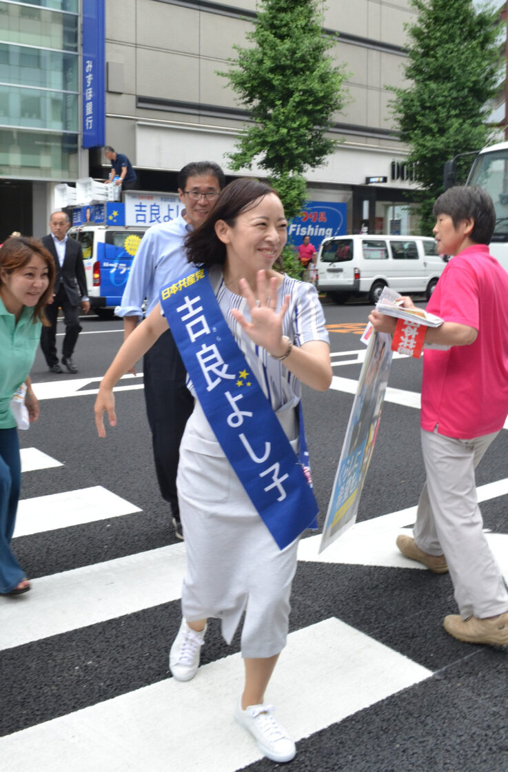 吉良よし子候補 オフィス街を駆けめぐる